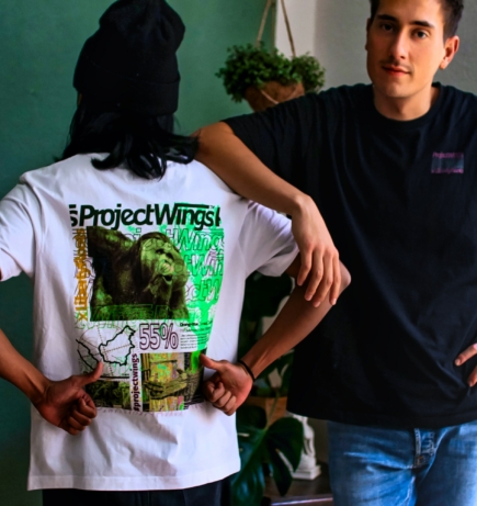 Unisex Urban Classic Shirt mit Orang-Utan Print aus der Project Wings Kollektion - Vorderansicht und Rückansicht getragen von jungen Männern